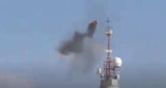 فيديو: إطار مشتعل يتم التحكم بطيرانه عن بُعد في غزة لاحراق برج تحكم عسكري